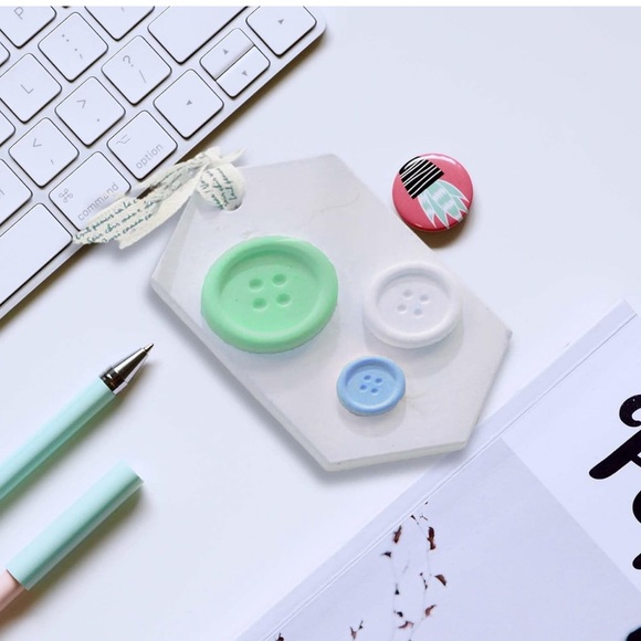 NEW 11 Well Buttons Silicone Mold & Mica Powders Lot RESIN POLYMER CLAY BAKING - Picture 10 of 16